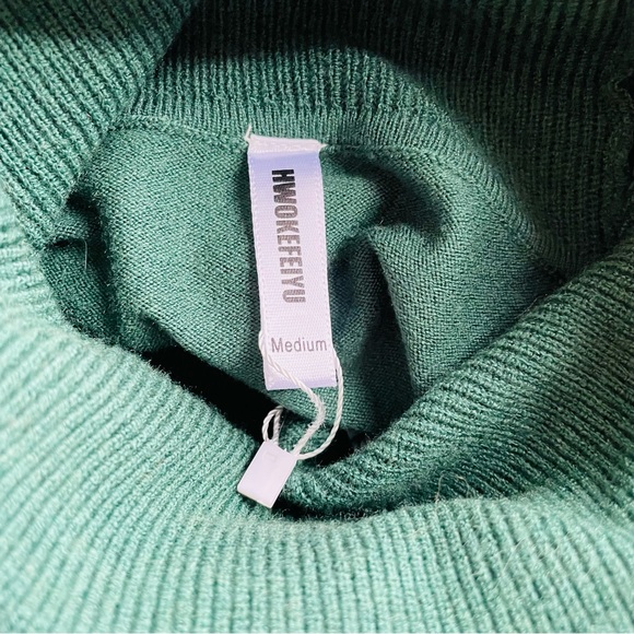 NWT Dark Green Turtleneck - Picture 3 of 15